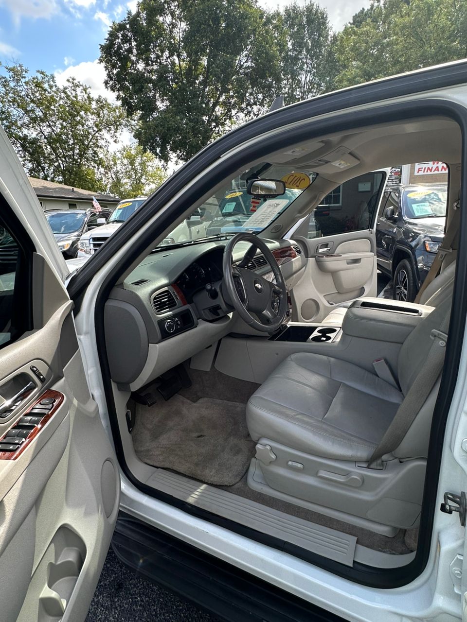 
								CHEVROLET SUBURBAN LT 1500 WHITE full									