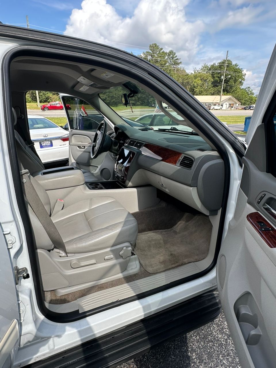 
								CHEVROLET SUBURBAN LT 1500 WHITE full									