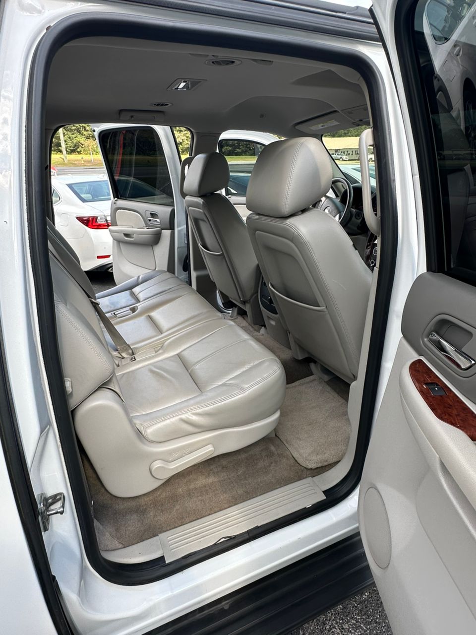 
								CHEVROLET SUBURBAN LT 1500 WHITE full									