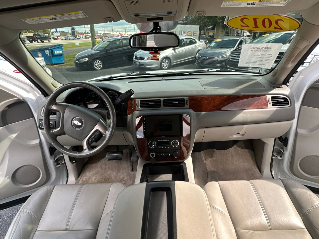 
								CHEVROLET SUBURBAN LT 1500 WHITE full									