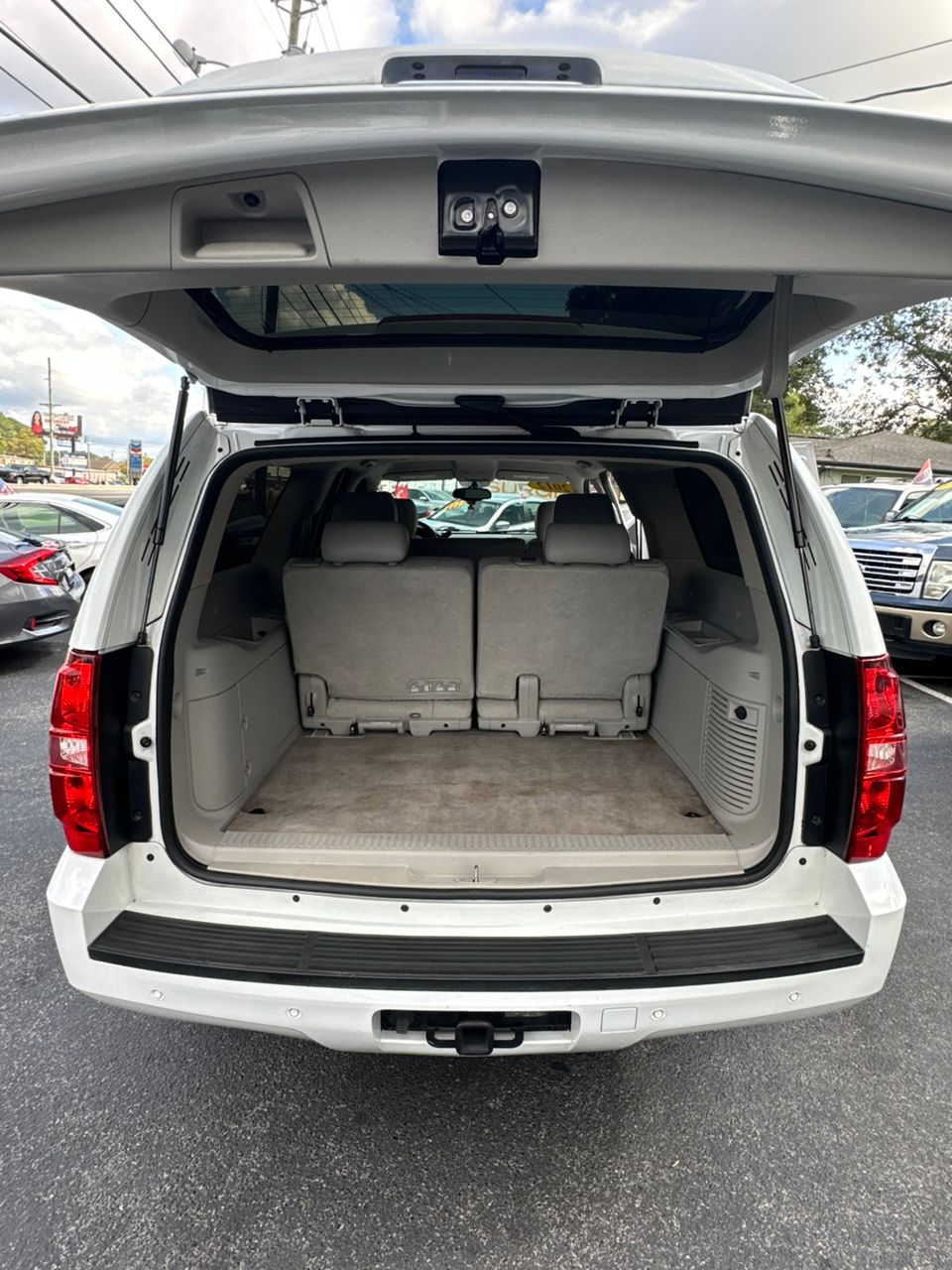 
								CHEVROLET SUBURBAN LT 1500 WHITE full									