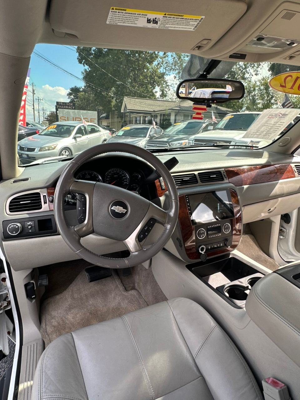 
								CHEVROLET SUBURBAN LT 1500 WHITE full									