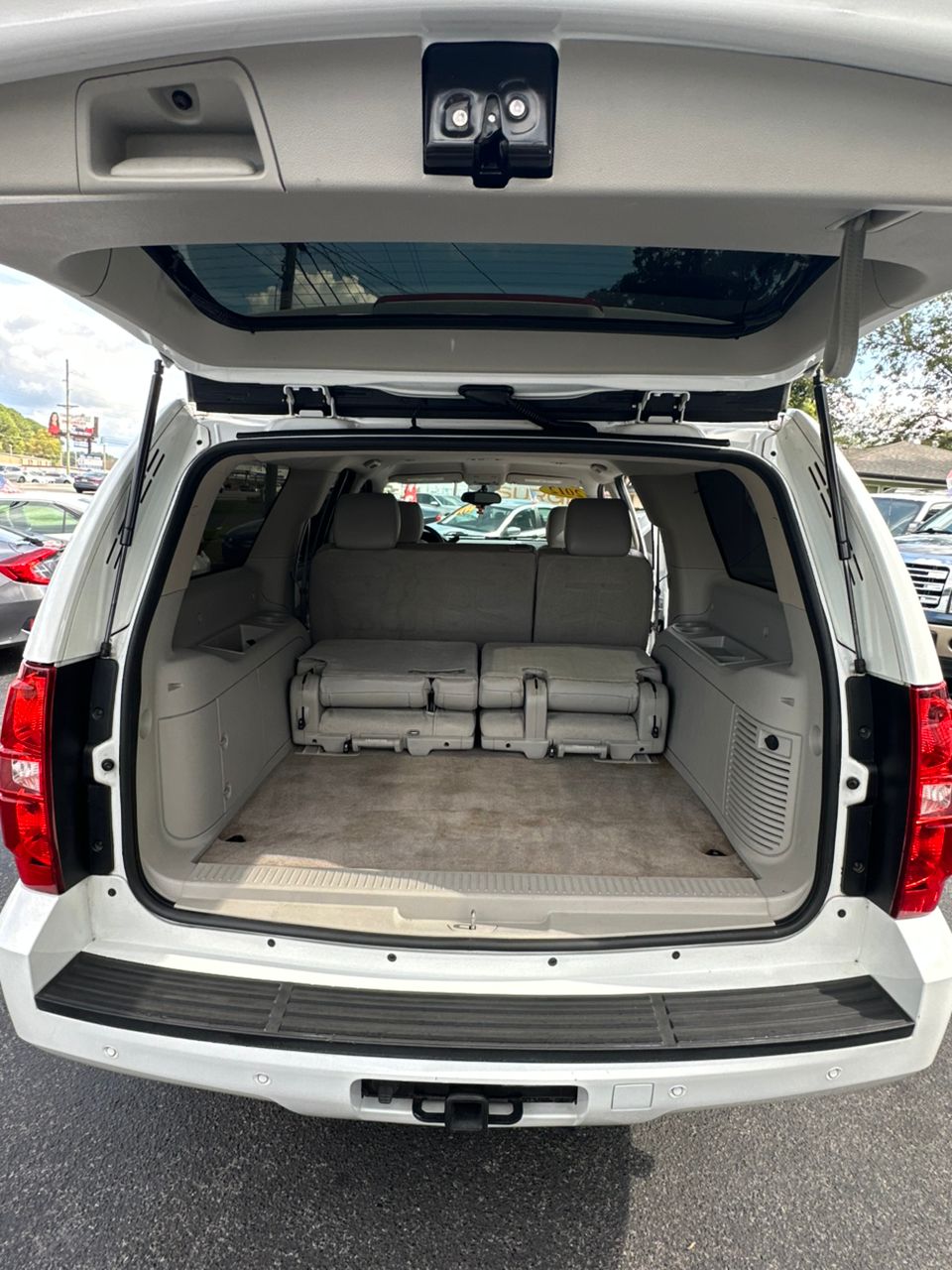 
								CHEVROLET SUBURBAN LT 1500 WHITE full									