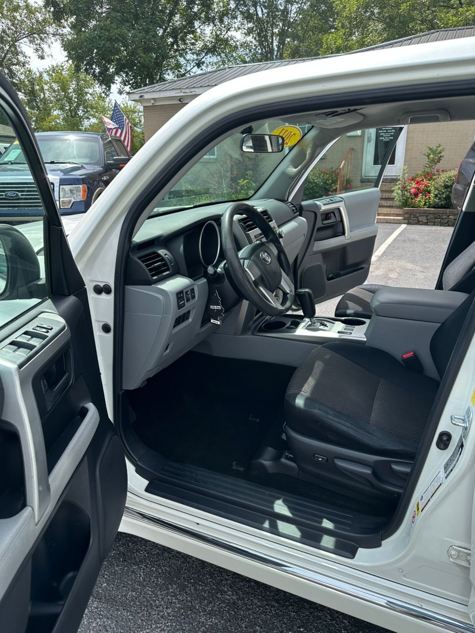 
								Toyota 4Runner SR5 V6 White 2011 full									