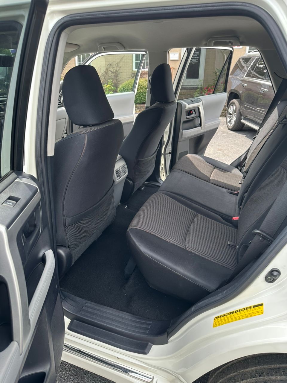 
								Toyota 4Runner SR5 V6 White 2011 full									