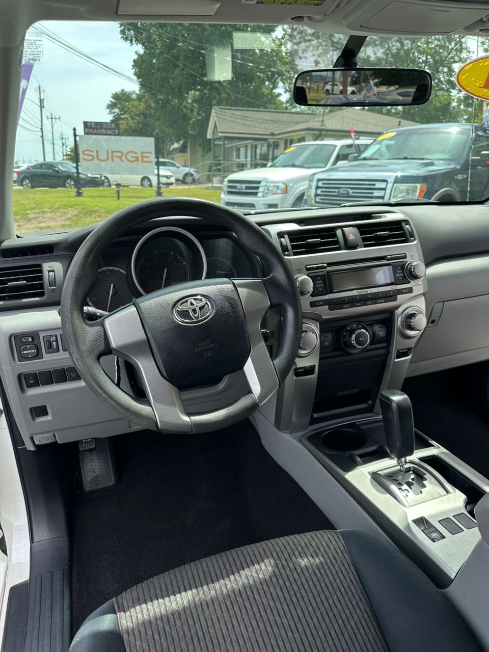 
								Toyota 4Runner SR5 V6 White 2011 full									