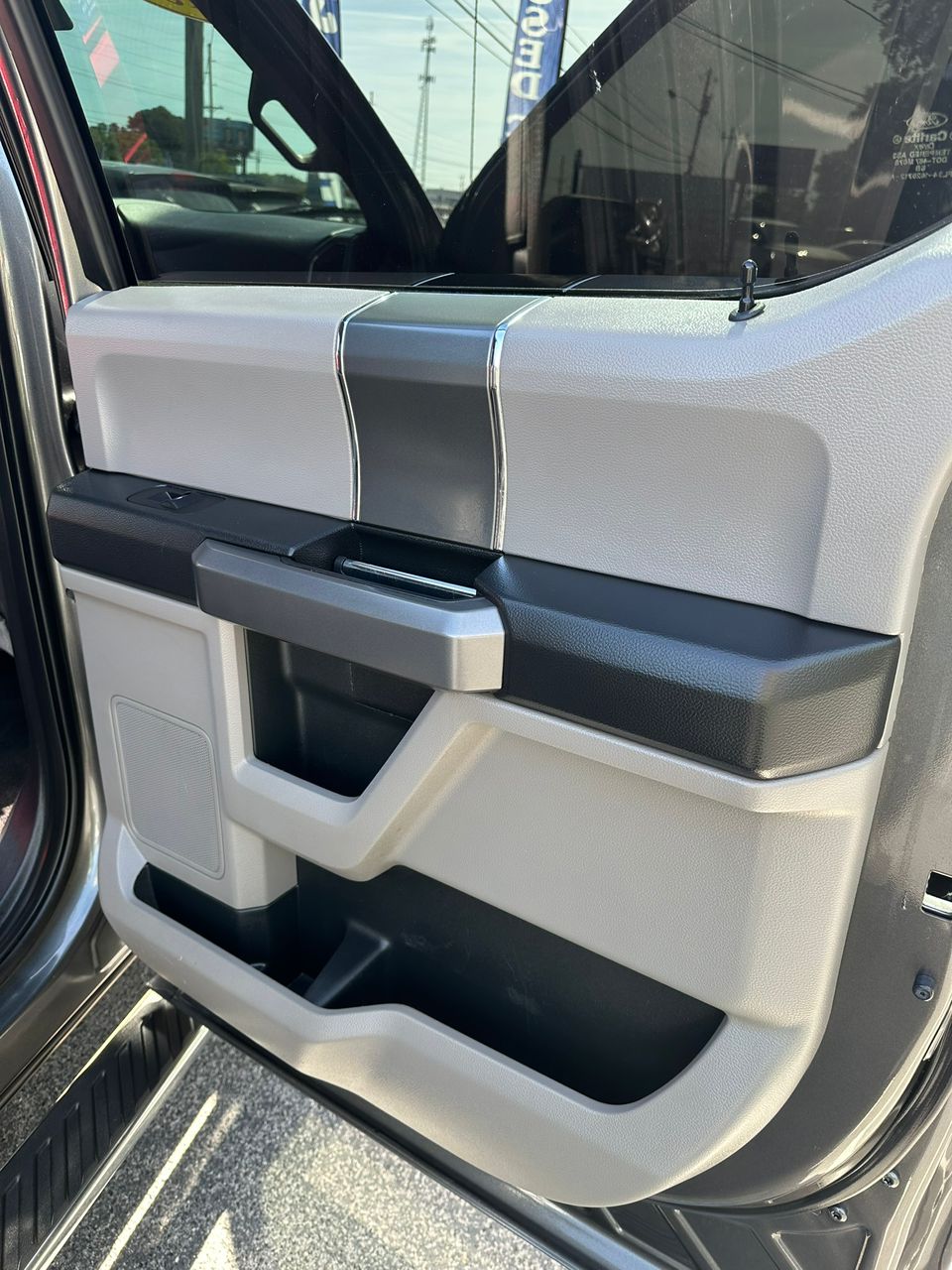 
								Ford F150 SuperCrew Cab XLT Pickup  Gray 2015 full									