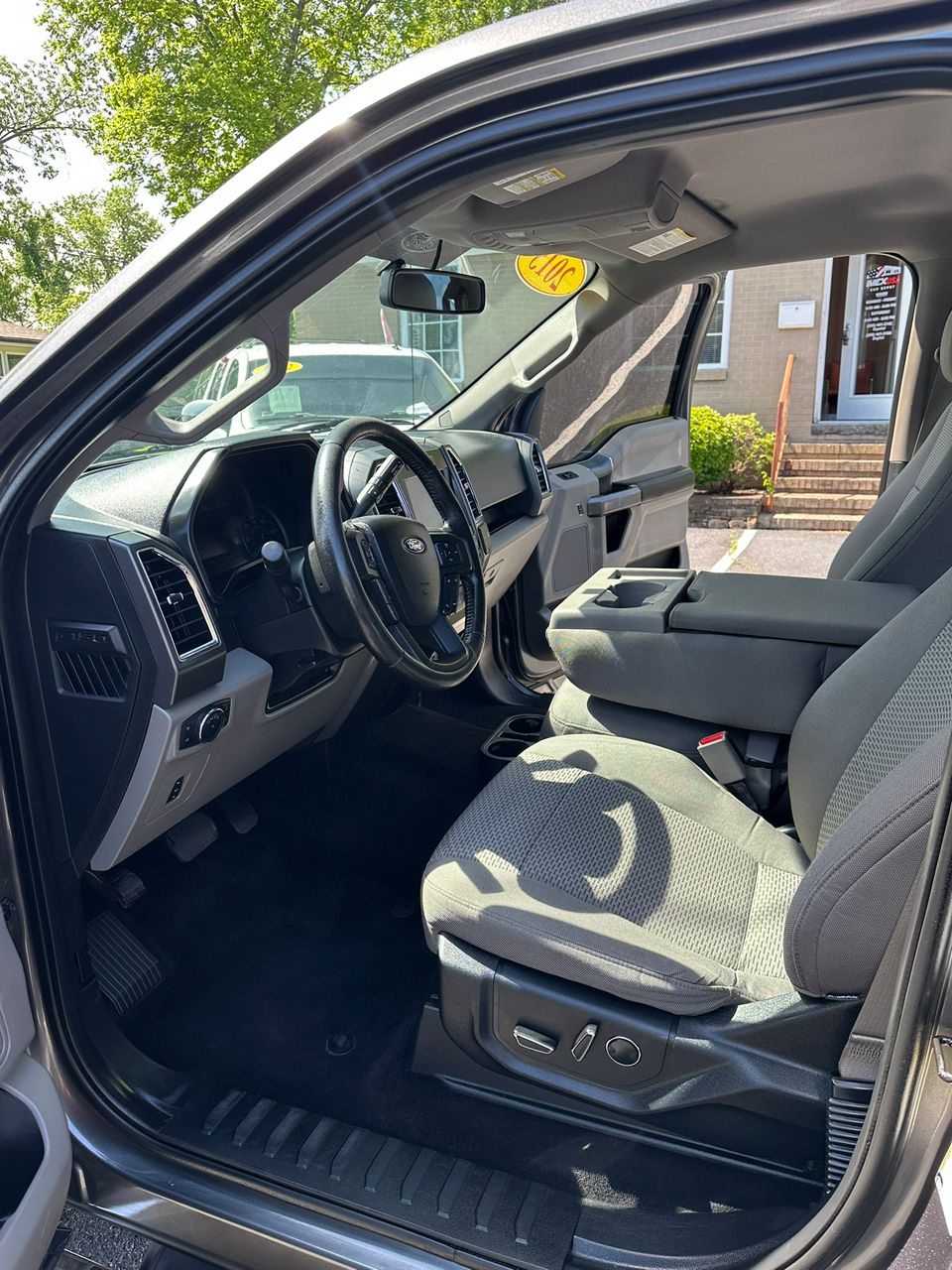 
								Ford F150 SuperCrew Cab XLT Pickup  Gray 2015 full									