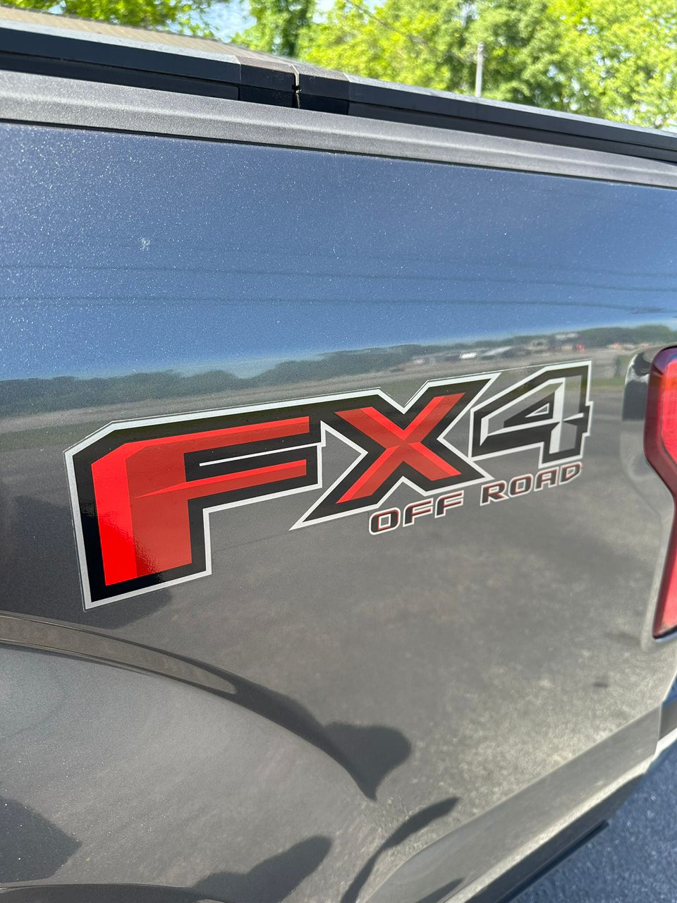 
								Ford F150 SuperCrew Cab XLT Pickup  Gray 2015 full									