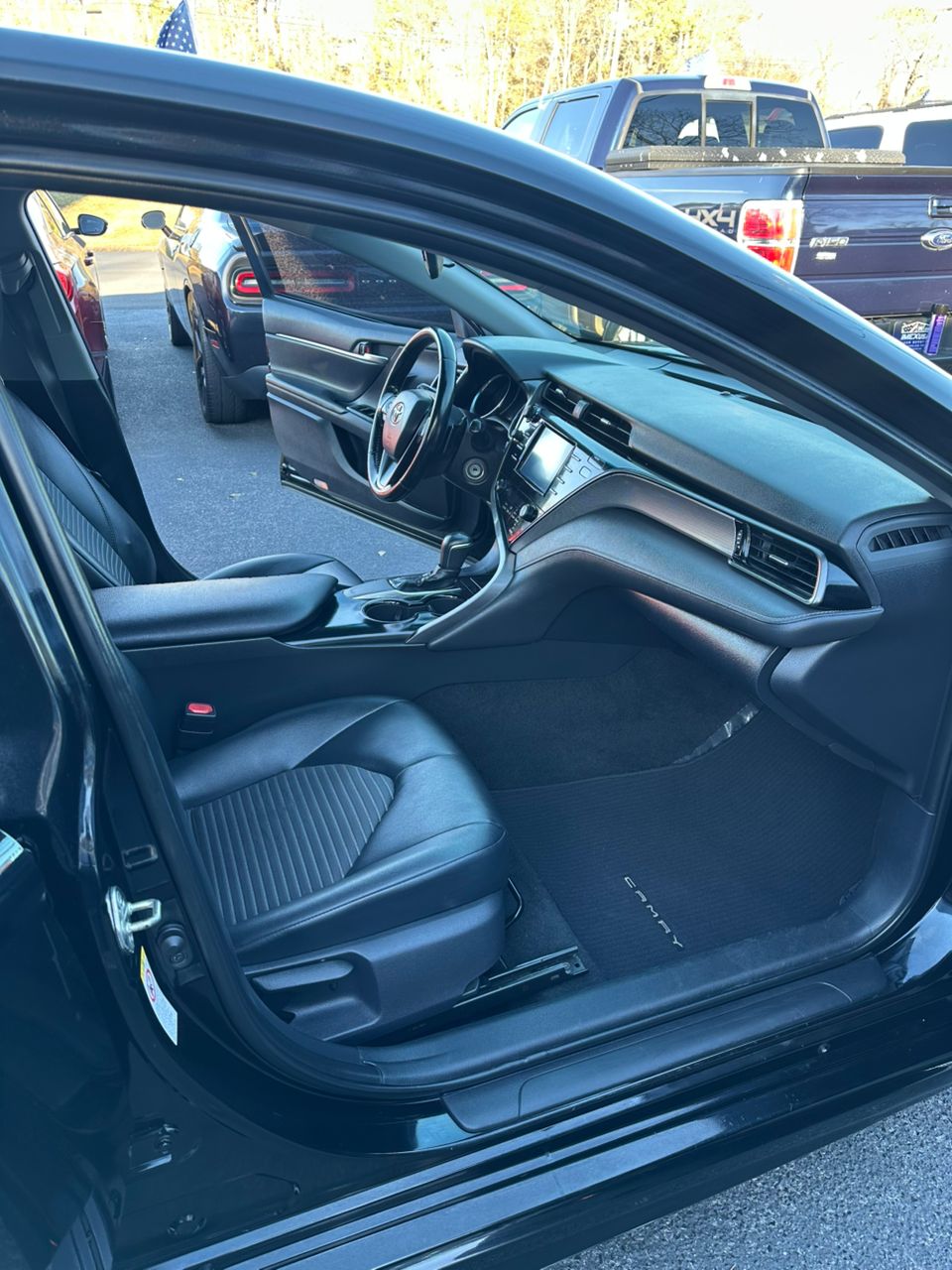 
								Toyota Camry SE Black 2019 full									