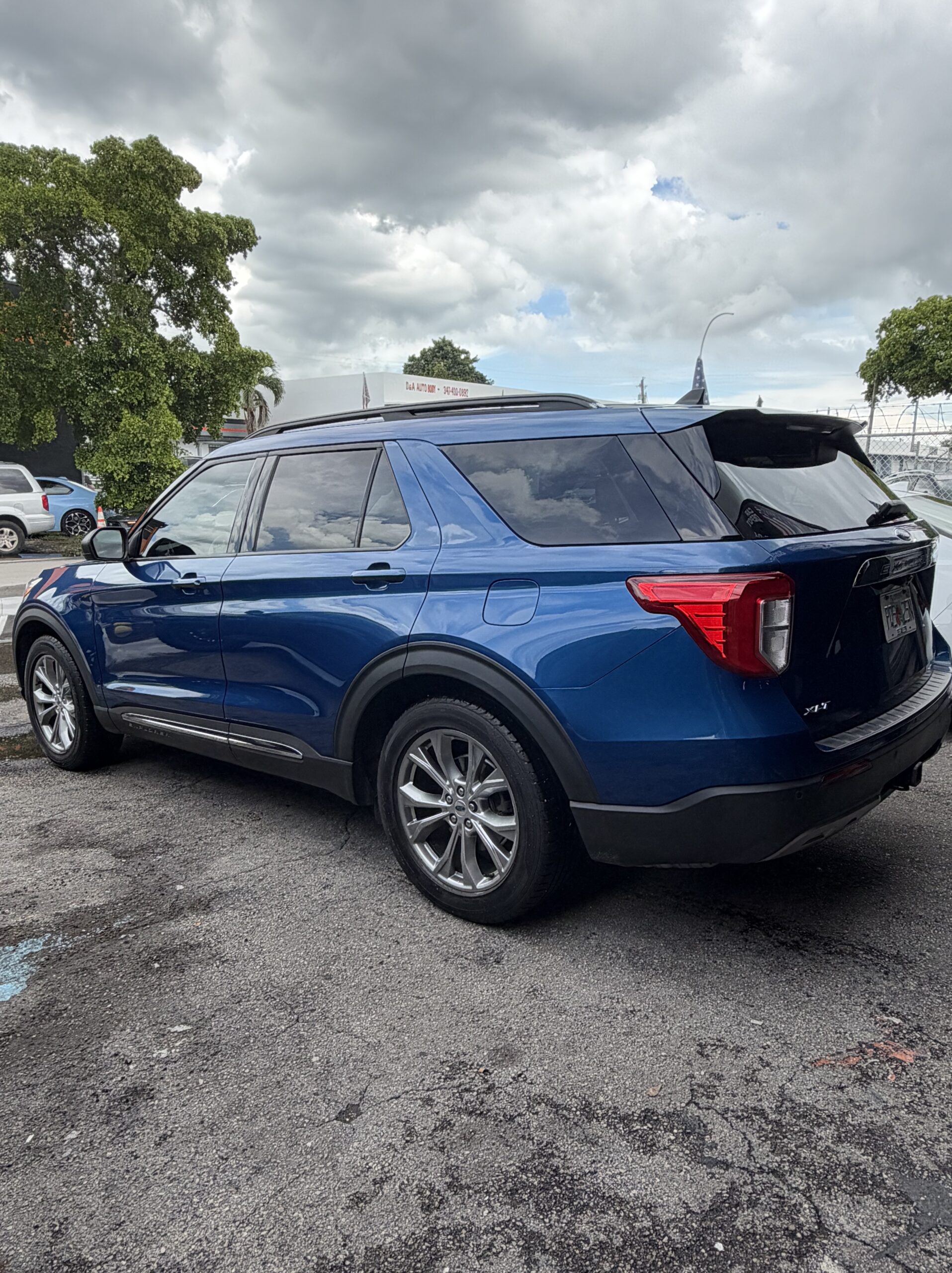 
								Ford Explorer XLT 2021 Blue full									