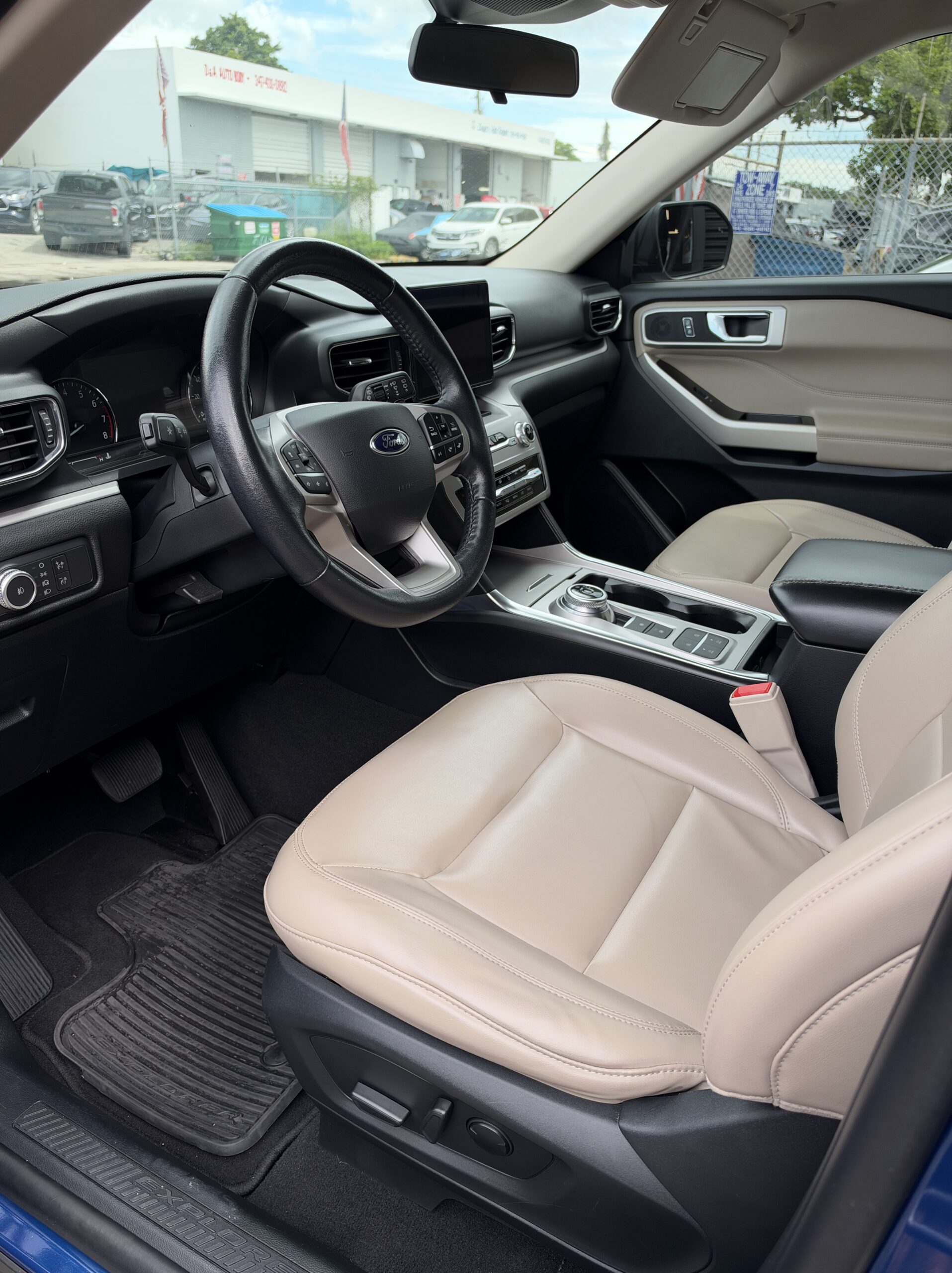 
								Ford Explorer XLT 2021 Blue full									