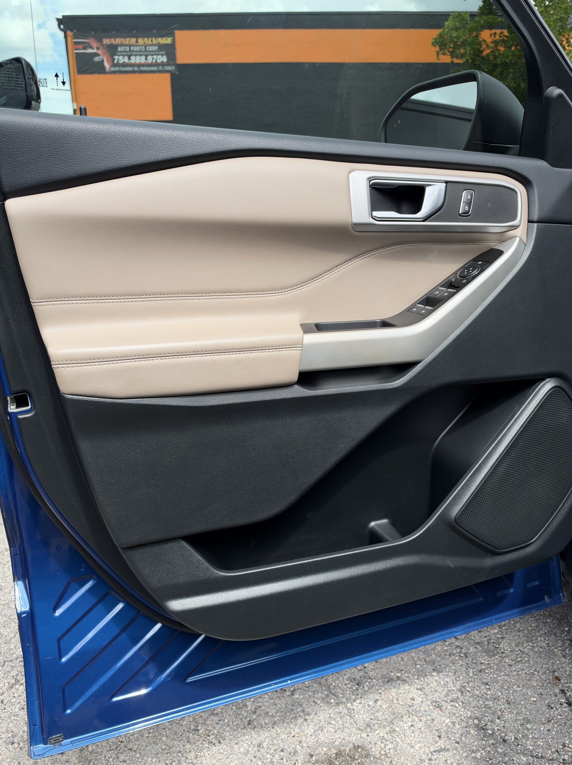 
								Ford Explorer XLT 2021 Blue full									