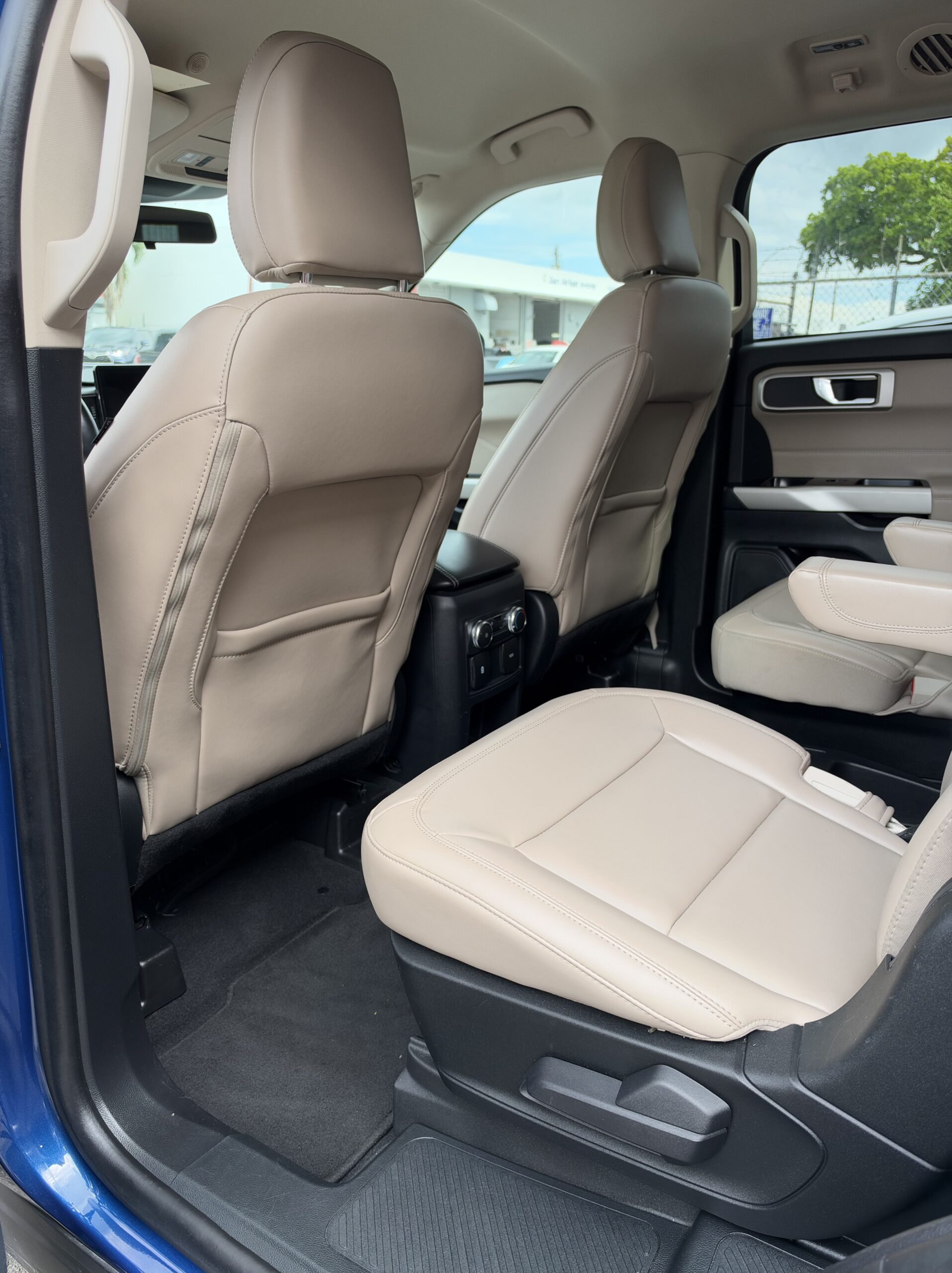 
								Ford Explorer XLT 2021 Blue full									