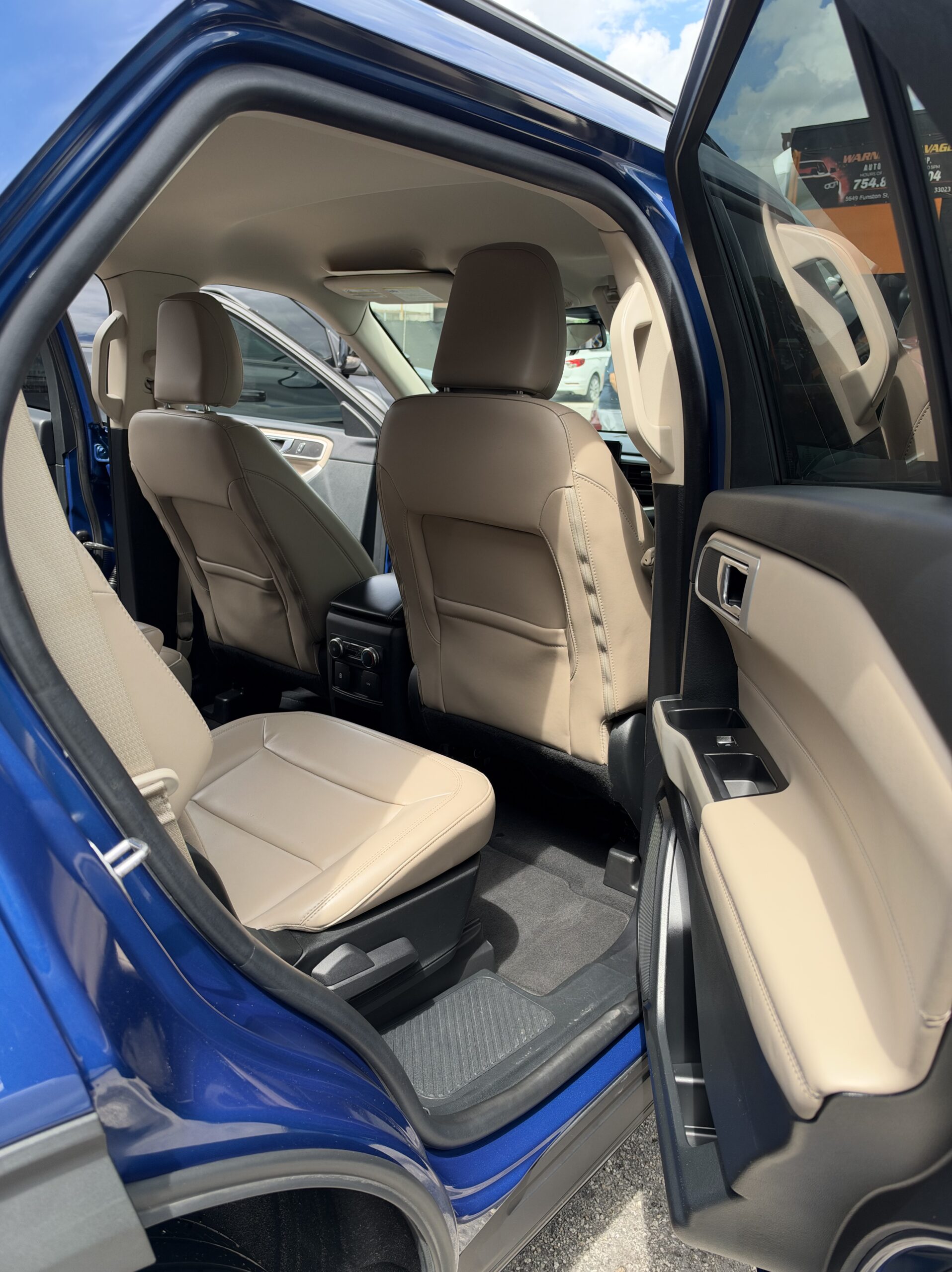 
								Ford Explorer XLT 2021 Blue full									