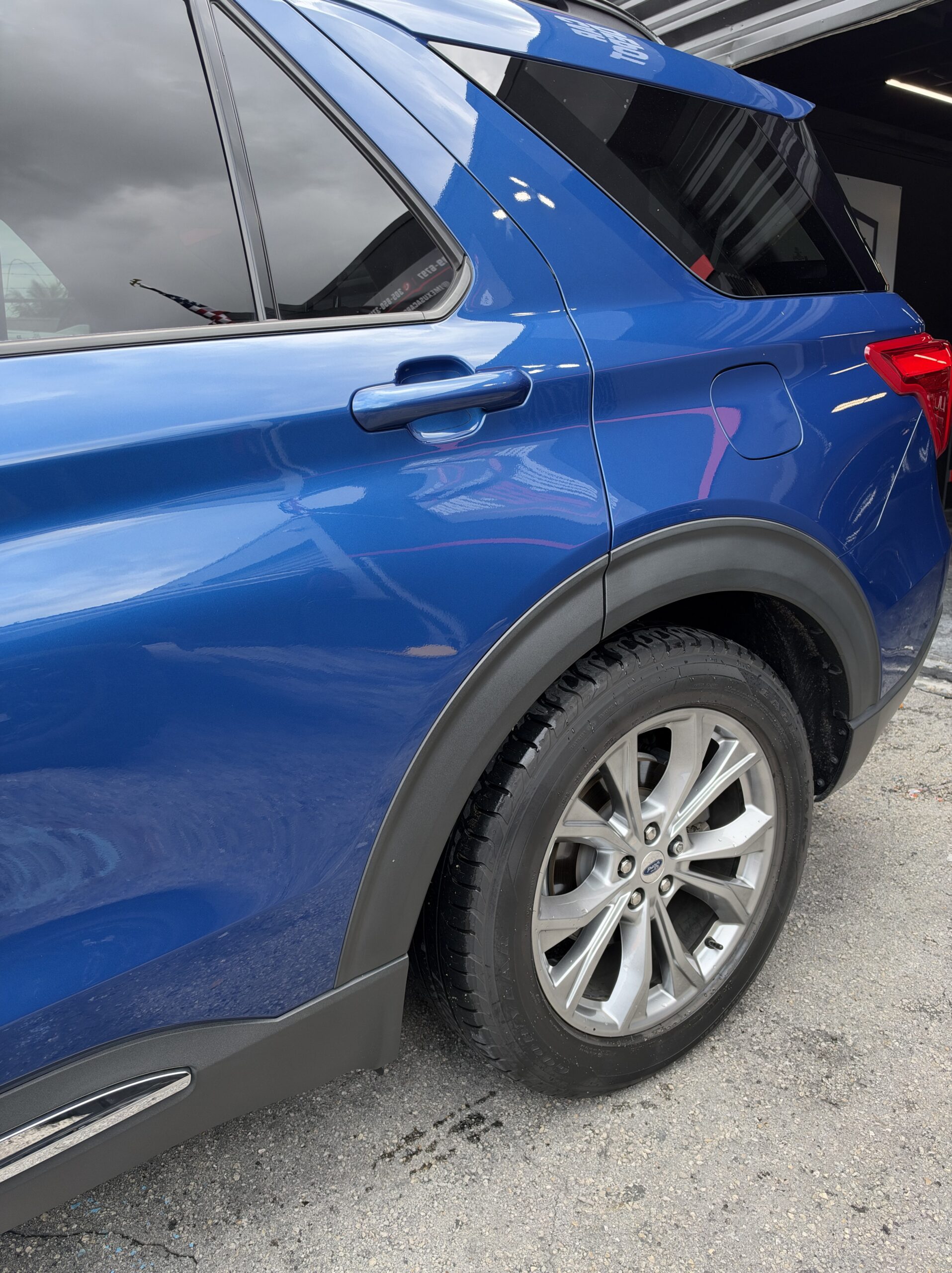 
								Ford Explorer XLT 2021 Blue full									