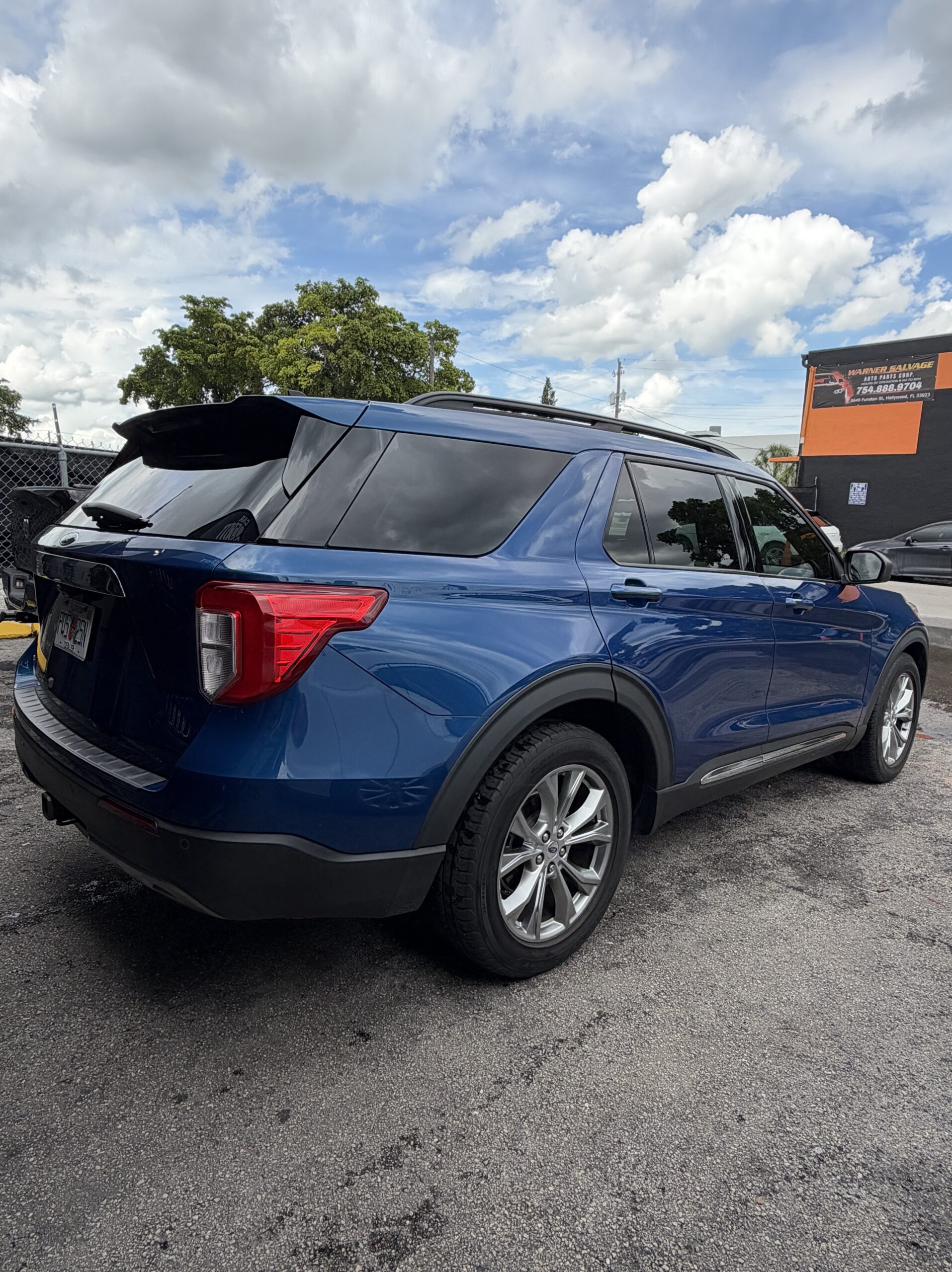 
								Ford Explorer XLT 2021 Blue full									