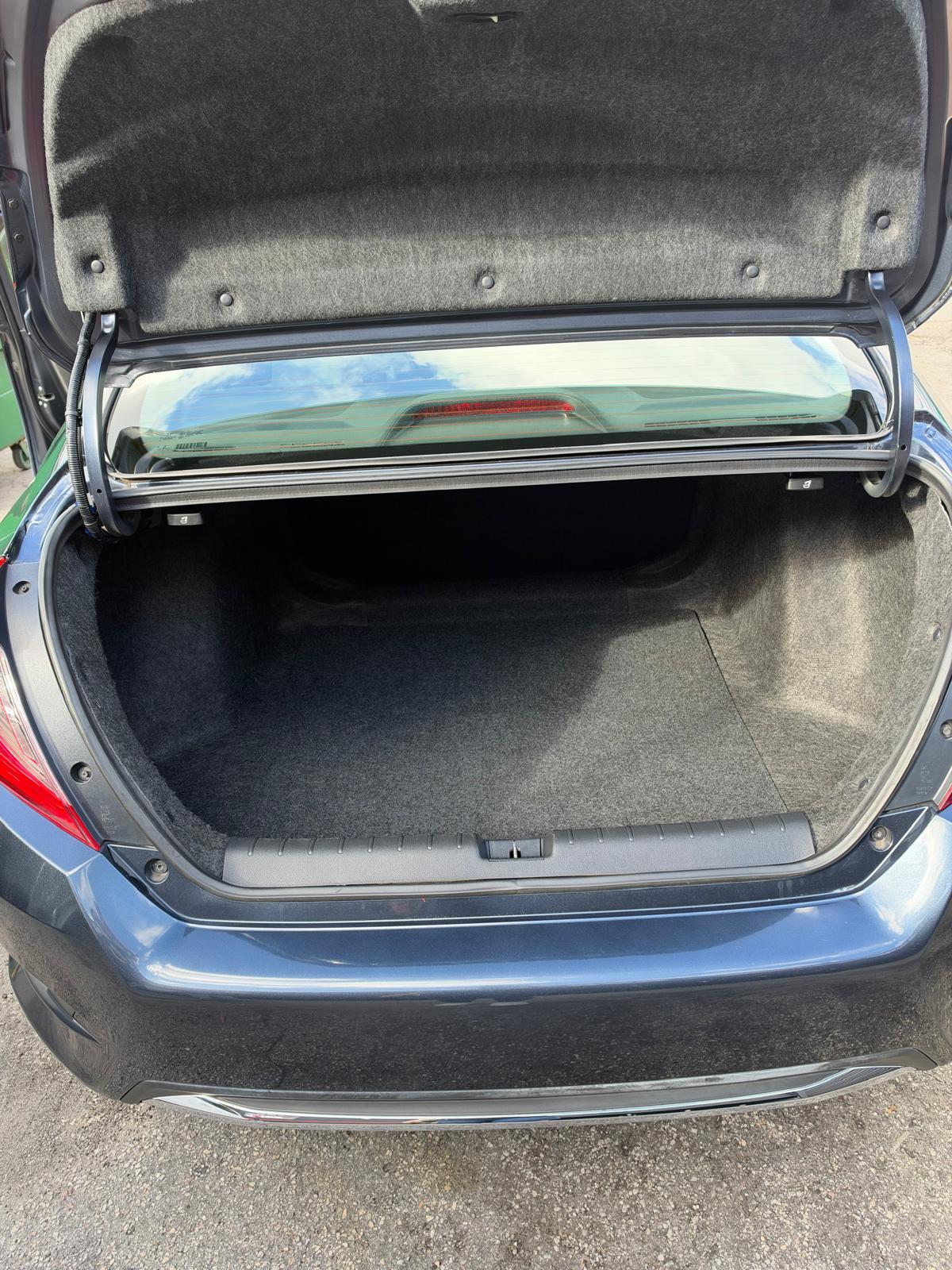 
								Honda Civic EX-L Gray 2019 full									