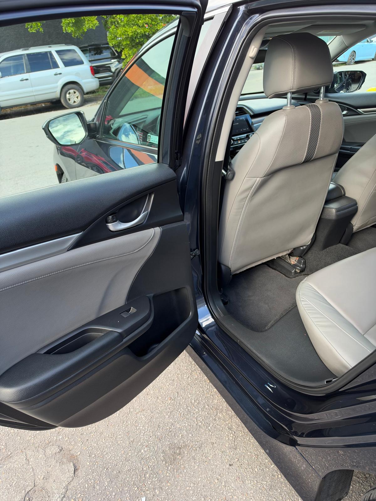 
								Honda Civic EX-L Gray 2019 full									
