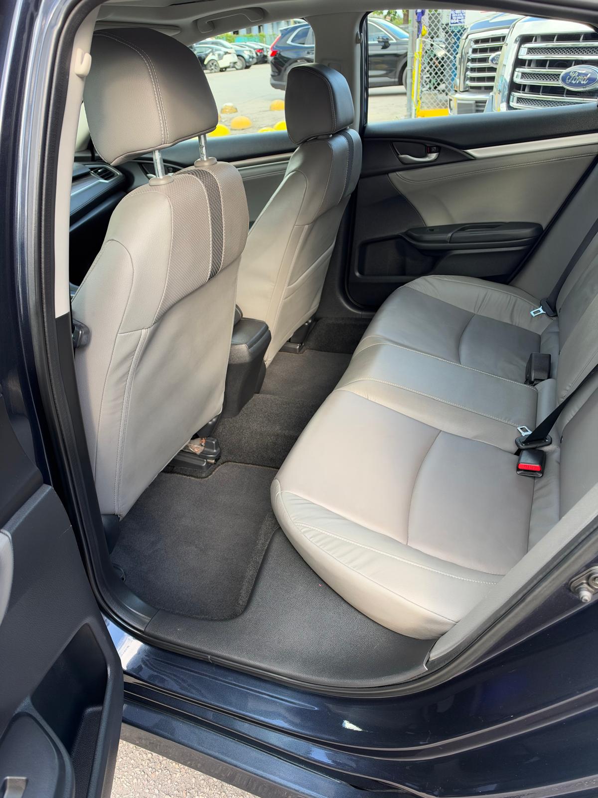 
								Honda Civic EX-L Gray 2019 full									